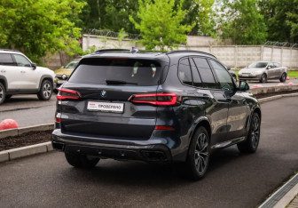 Подержанный автомобиль BMW X5 2020 года (6 фото)
