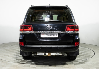 Подержанный автомобиль Toyota Land Cruiser Suv 2015 года (17 фото)