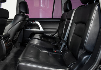 Подержанный автомобиль Toyota Land Cruiser Suv 2012 года (13 фото)