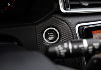 Подержанный автомобиль Land Rover Range Rover Velar 2017 года (25 фото)