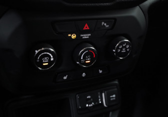Подержанный автомобиль Jeep Renegade 2018 года (16 фото)