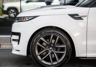 Подержанный автомобиль Land Rover Range Rover Sport 2022 года (10 фото)