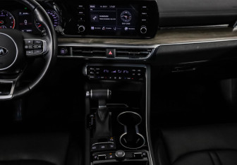 Подержанный автомобиль Kia K5 2020 года (18 фото)