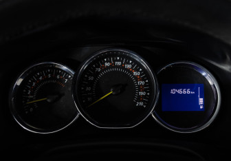 Подержанный автомобиль Renault Sandero 2015 года (16 фото)