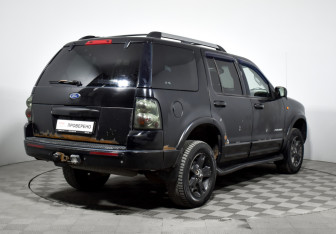 Подержанный автомобиль Ford Explorer 2005 года (5 фото)