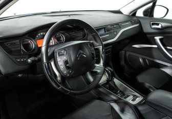 Подержанный автомобиль Citroen C5 Sedan 2011 года (11 фото)