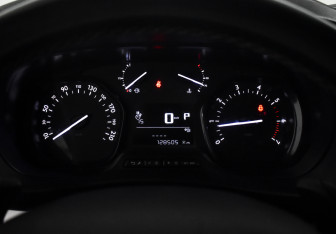 Подержанный автомобиль Peugeot Traveller 2018 года (19 фото)