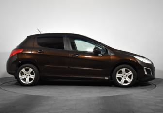 Подержанный автомобиль Peugeot 308 Hatchback 2012 года (4 фото)