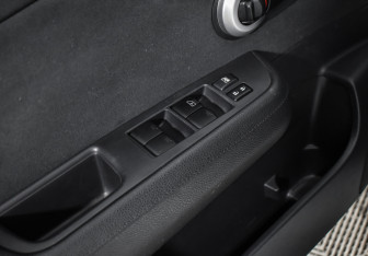 Подержанный автомобиль Nissan Tiida Hatchback 2012 года (10 фото)