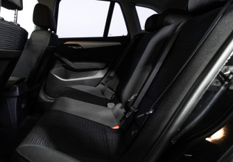 Подержанный автомобиль BMW X1 2012 года (10 фото)