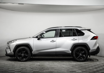 Подержанный автомобиль Toyota RAV4 2021 года (8 фото)