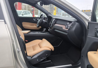 Подержанный автомобиль Volvo XC60 2020 года (22 фото)