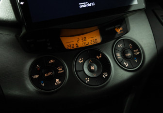 Подержанный автомобиль Toyota RAV4 2011 года (16 фото)