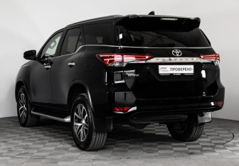 Подержанный автомобиль Toyota Fortuner 2017 года (8 фото)