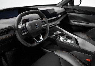 Подержанный автомобиль Changan UNI-V 2023 года (11 фото)