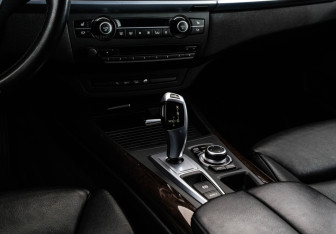 Подержанный автомобиль BMW X5 2013 года (13 фото)