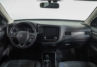Подержанный автомобиль Mitsubishi Outlander 2022 года (9 фото)