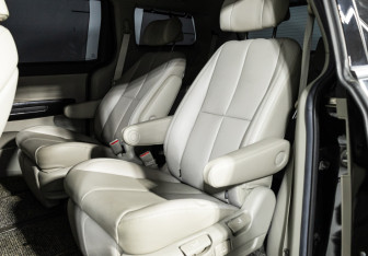 Подержанный автомобиль Kia Carnival 2020 года (10 фото)