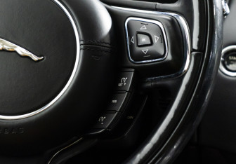 Подержанный автомобиль Jaguar XJ 2016 года (126 фото)