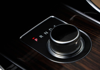 Подержанный автомобиль Jaguar XE 2015 года (17 фото)