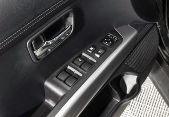 Подержанный автомобиль Mitsubishi Outlander 2012 года (10 фото)