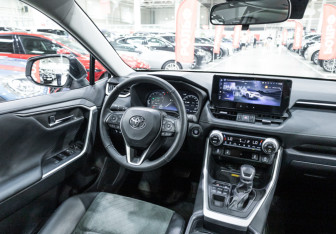 Подержанный автомобиль Toyota RAV4 2023 года (19 фото)