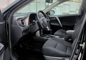 Подержанный автомобиль Toyota RAV4 2018 года (15 фото)