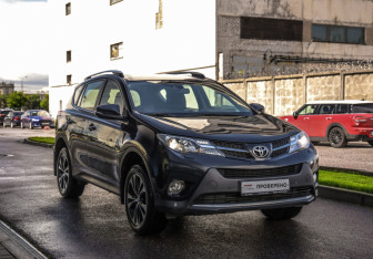 Подержанный автомобиль Toyota RAV4 2015 года (5 фото)