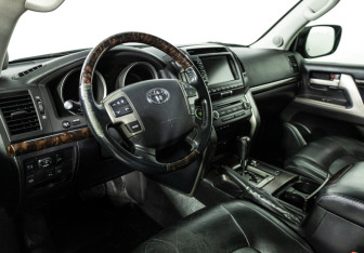 Подержанный автомобиль Toyota Land Cruiser Suv 2011 года (11 фото)