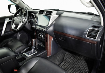 Подержанный автомобиль Toyota Land Cruiser Prado 2015 года (13 фото)