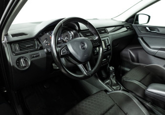 Подержанный автомобиль Skoda Rapid Liftback 2015 года (11 фото)