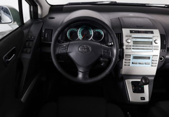 Подержанный автомобиль Toyota Corolla Verso 2007 года (11 фото)