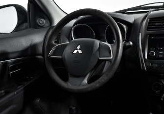 Подержанный автомобиль Mitsubishi ASX 2013 года (15 фото)