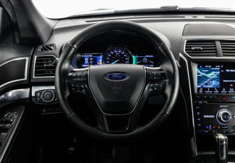 Подержанный автомобиль Ford Explorer 2017 года (12 фото)