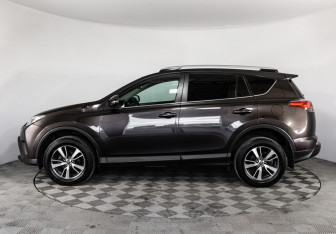 Подержанный автомобиль Toyota RAV4 2019 года (8 фото)