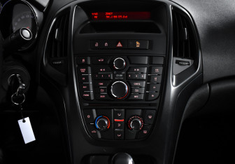 Подержанный автомобиль Opel Astra Hatchback 2012 года (13 фото)