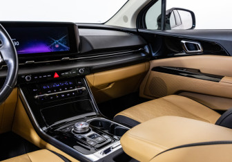 Подержанный автомобиль Kia Carnival 2022 года (17 фото)