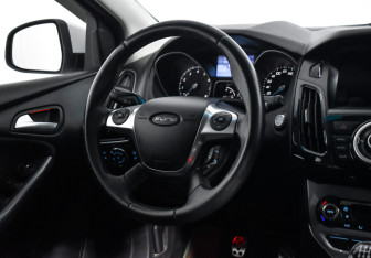 Подержанный автомобиль Ford Focus Hatchback 2012 года (15 фото)
