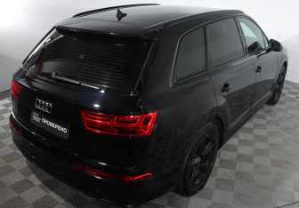 Подержанный автомобиль Audi Q7 2015 года (14 фото)