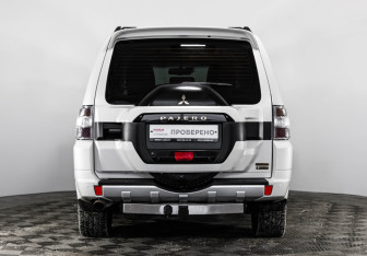 Подержанный автомобиль Mitsubishi Pajero 2019 года (6 фото)