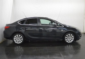 Подержанный автомобиль Opel Astra Sedan 2014 года (4 фото)