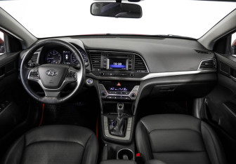 Подержанный автомобиль Hyundai Elantra Sedan 2016 года (10 фото)