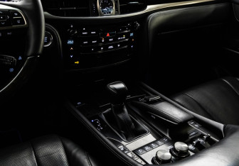 Подержанный автомобиль Lexus LX 2015 года (19 фото)