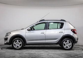 Подержанный автомобиль Renault Sandero 2015 года (8 фото)