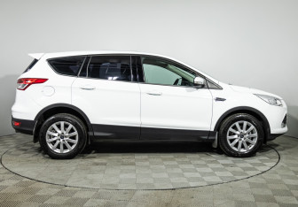Подержанный автомобиль Ford Kuga 2016 года (4 фото)