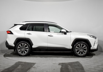 Подержанный автомобиль Toyota RAV4 2020 года (4 фото)