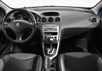 Подержанный автомобиль Peugeot 308 Hatchback 2011 года (13 фото)
