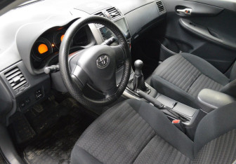 Подержанный автомобиль Toyota Corolla Sedan 2008 года (10 фото)