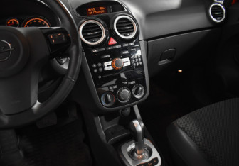 Подержанный автомобиль Opel Corsa 2009 года (18 фото)