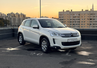Подержанный автомобиль Citroen C4 Aircross 2012 года (3 фото)